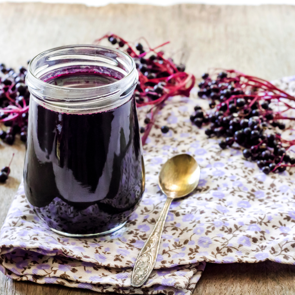 σιρόπι elderberry σε ένα βάζο με κουτάλι